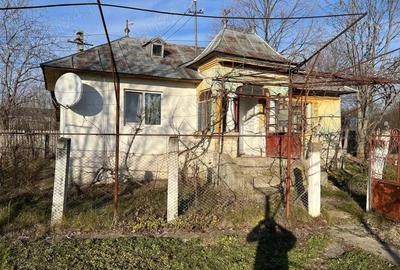 Vand casa ?i teren Com Suseni. Sat Tutulesti
