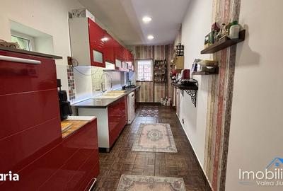 Casă cu 7 camere cu Teren 700 Mp în Petros - 10