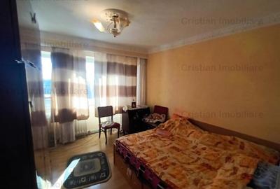 Apartament cu 3 camere decomandat în Viziru 3