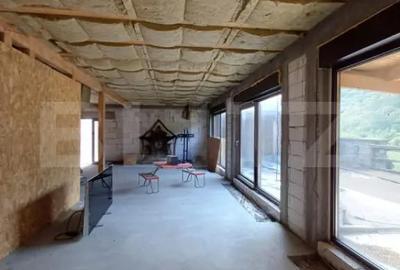 Casă cu 7 camere cu Teren 5000 Mp în Surduc - 1