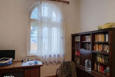 Casă cu 4 camere în Central - 1