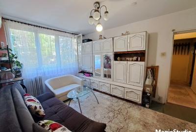 Apartament cu 3 camere semidecomandat, mobilat în Apusului