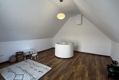 Apartament cu 4 camere semidecomandat, mobilat în Tractorul - 13