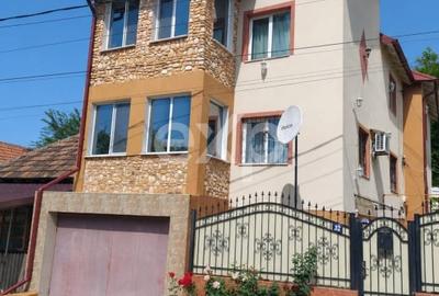 Casă individuală cu 9 camere cu Canalizare în Ștefănești - 1