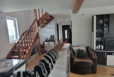 Casă cu 5 camere cu Teren 425 Mp în Sadu - 1