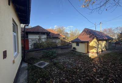 2 corpuri de Casă renovate + teren 125 mp Campina - 25