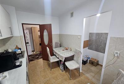 Apartament cu 3 camere semidecomandat, mobilat în Micro III - 19
