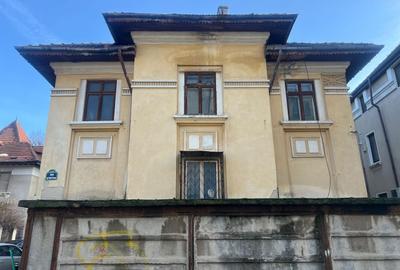 Casă individuală cu 4 camere cu Canalizare în Victoriei