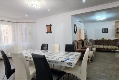 Casă cu 5 camere cu Garaj în Central - 3