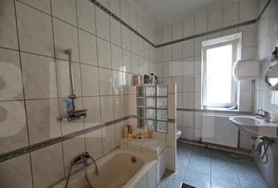 Vand casa ultracentral pretabil clinica privata, cabinete av - 2