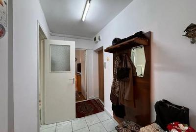 Apartament cu 3 camere semidecomandat în Zamfirescu