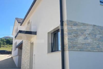 Casă cu 4 camere cu Garaj în Dezmir