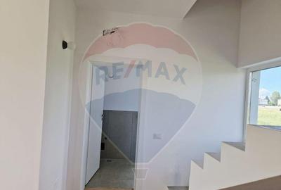 Casa / Vila - 132,5 mp , teren - 264 mp / zona Carcea - 14