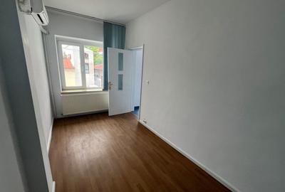 Casă cu 5 camere cu Teren 200 Mp în Banu Manta - 4