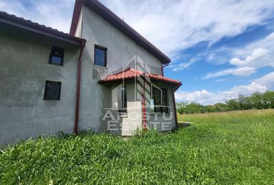 Casa individuala cu 8 camere si terase, teren generos, COMISION 0 - 3