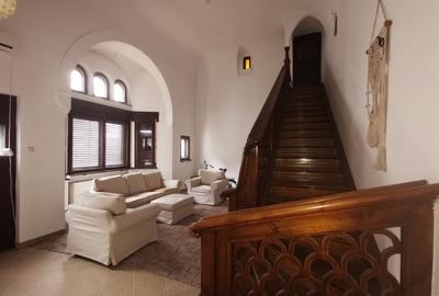 Casă cu 11 camere în P-ța Romană - 12