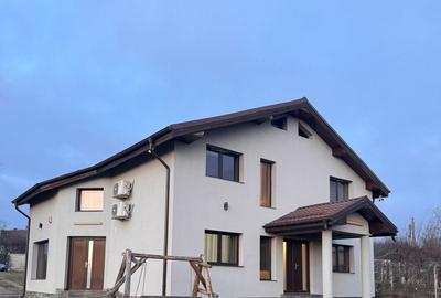 Casă cu 4 camere cu Teren 1000 Mp în Central