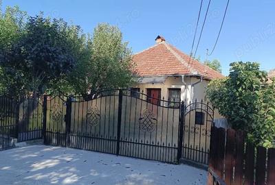 Vand casa si teren in Comanesti - 1