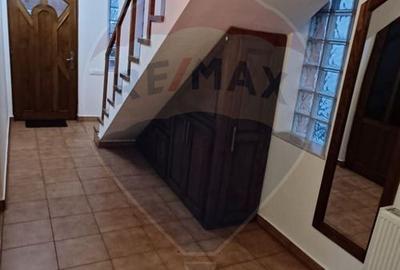 Casă cu 4 camere cu Teren 300 Mp în Central - 2