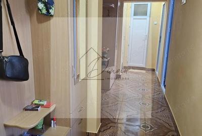 Apartament cu 4 camere semidecomandat în Olteniței