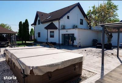 Casă cu 6 camere cu Teren 3700 Mp în Central - 1