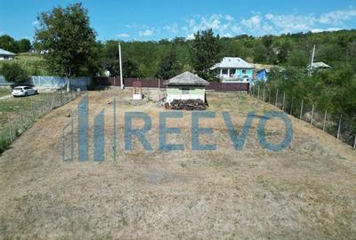 Casă cu 2 camere cu Teren 1425 Mp în Parincea