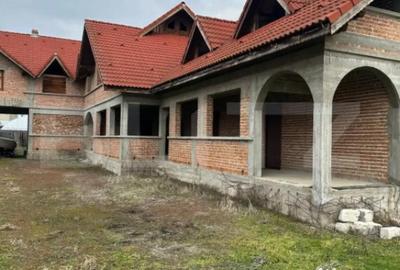 Casă cu 7 camere cu Teren 1400 Mp în Central - 14