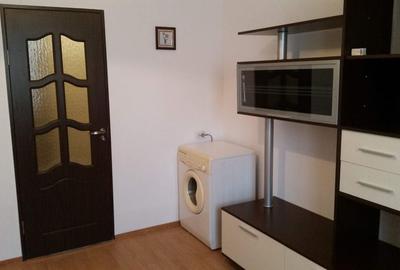 Garsoniera renovata, baie proprie, mobilata - Micro 40, langa Mall