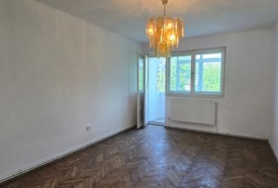 Apartament cu 4 camere semidecomandat în Aleea Trandafirilor