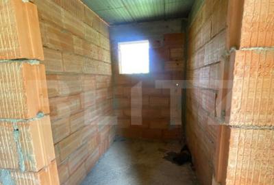 Casa la rosu, cu 3 camere, 74 mp, teren 800 mp, zona Centur - 7