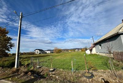 Teren pentru constructie ,20 ari,pozitie excelenta la drumul - 8