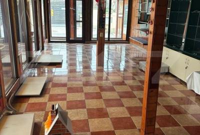 Spațiu comercial, de 280 mp, în Central - 3