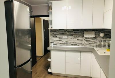 Apartament cu 3 camere, decomandat, zona Nicolina - 2