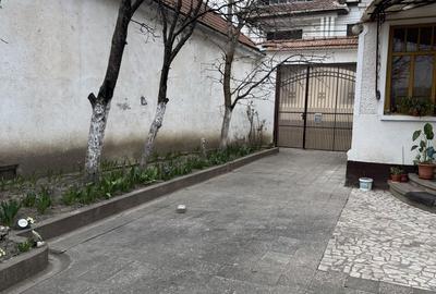 Casă cu 5 camere cu Teren 361 Mp în Central - 2