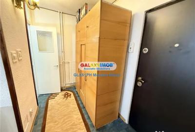 Garsonieră decomandată în Democrației - 2
