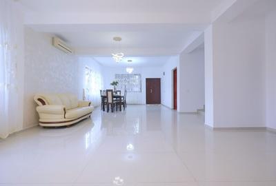 Dobroesti, Str. Doinei, vila P+E+M superba, 6 camere si 3 bai cu finisaje LUX - 2