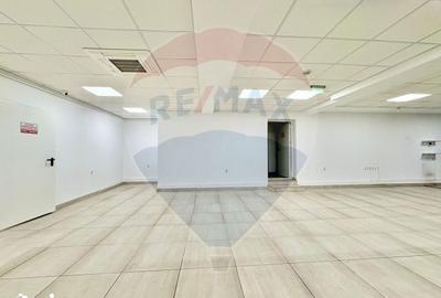 Spațiu comercial, de 122 mp, în Tractorul - 6