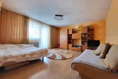 Apartament de inchiriat, etaj intermediar, cu 2 camere decomandate si parcare!