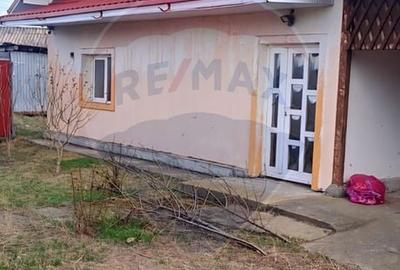 Casă cu 4 camere cu Teren 1088 Mp în Răcăciuni - 1