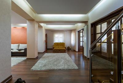 Casă cu 8 camere în Titulescu - 10