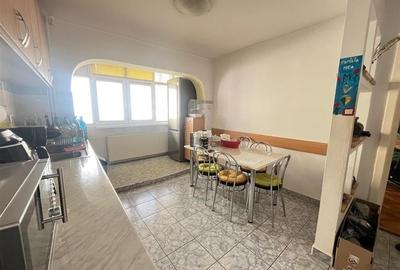 Apartament 3 camere decomandat pivnita zona Vasile Aaron - 9