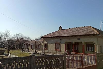 Casă cu Teren 815 Mp în Conțești - 1