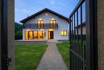 Casă individuală cu 5 camere cu Canalizare în Exterior Est - 1