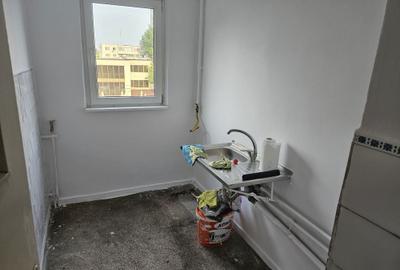 Apartament cu 3 camere semidecomandat în Malu Roșu
