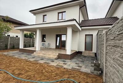 Casă individuală cu 4 camere cu Canalizare în Dumbrăvița