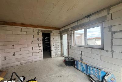 Casă cu 5 camere cu Teren 1414 Mp în Știuca