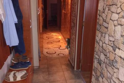 Apartament cu 3 camere semidecomandat în Obor