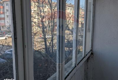 Apartament cu 3 camere decomandat în Periferie - 2