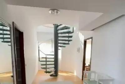 Apartament cu 5 camere decomandat în Faleza Nord