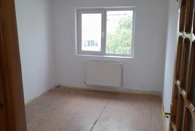 Apartament trei camere decomandat, etaj patru bloc 1986, centrala, simplu, liber - 7